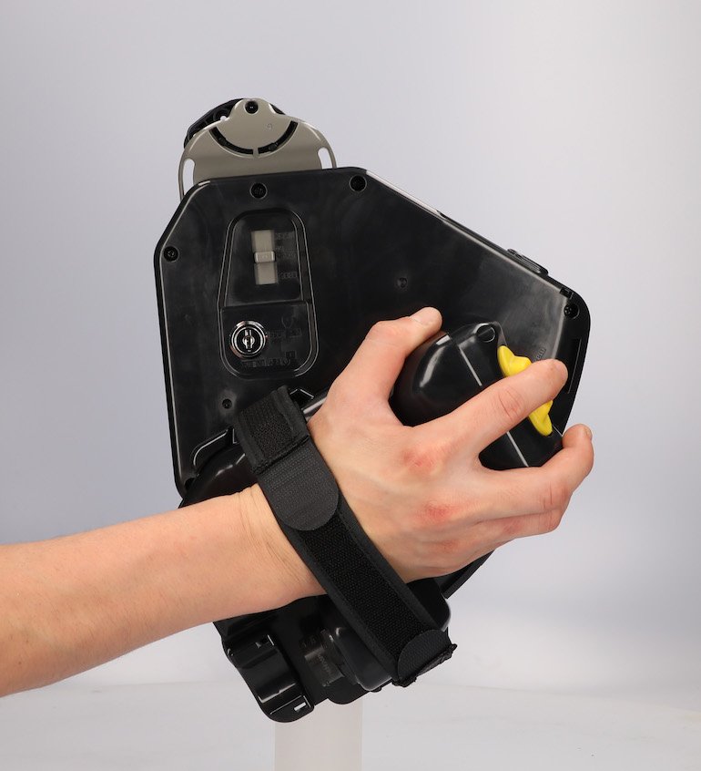 The IDEC HExB series of three-position enabling switches comply with IEC 60947-5-8, permitting equipment such as cobots to operate only when users are consciously holding the switch in a mid-position. Equipment will stop if the operator squeezes too hard or releases the switch.