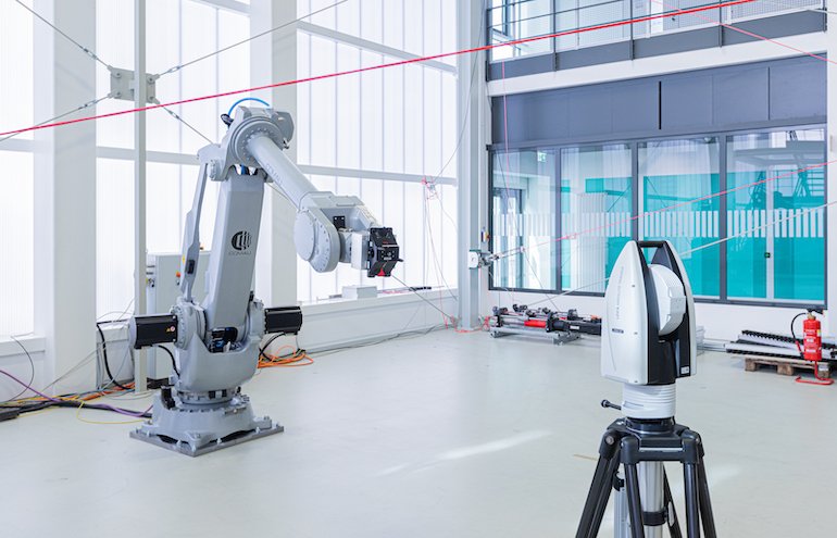 Industrial robots. With excellent equipment and many years of experience, Fraunhofer IPA gets to the root causes of inaccurate robot operation.