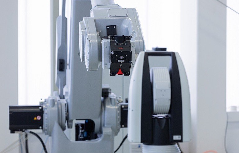 The measurements made by these devices have an accuracy of +- 40 µm anywhere in the working space.