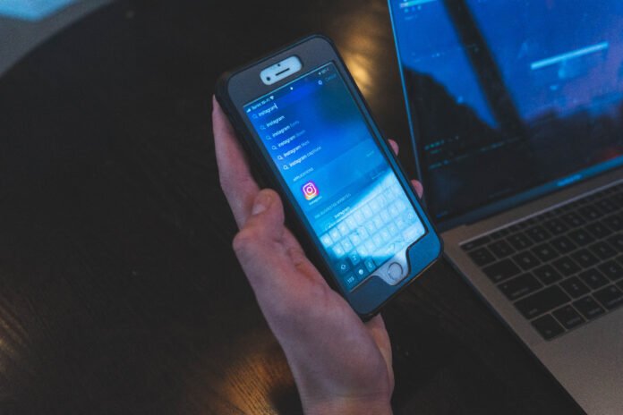 Screen-Reading AI Reply Assistants: A Practical Privacy Threat Model